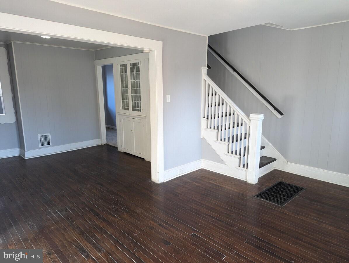 545 Park Pl Property Photo 14