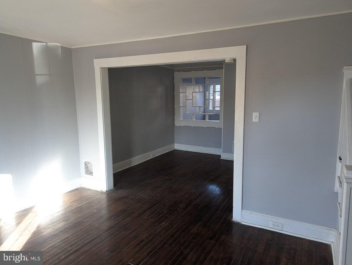 545 Park Pl Property Photo 15