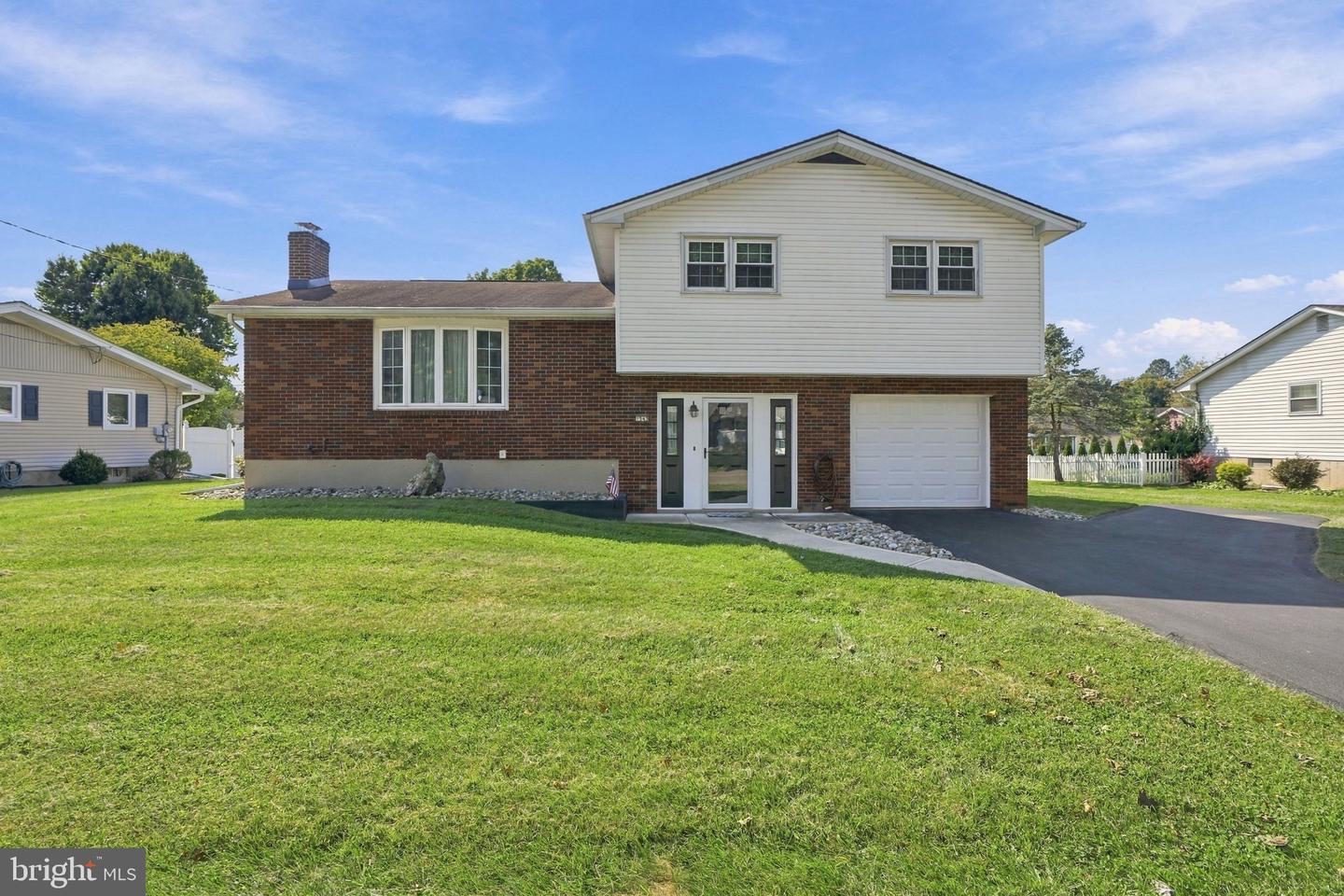 1543 Stoke Park Rd Property Photo 2