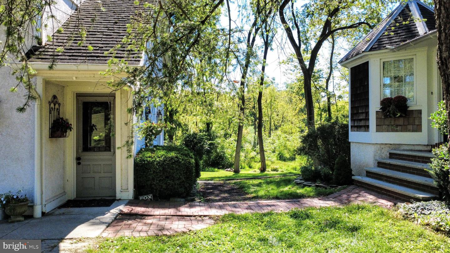 1731 Howell Rd Property Photo 4
