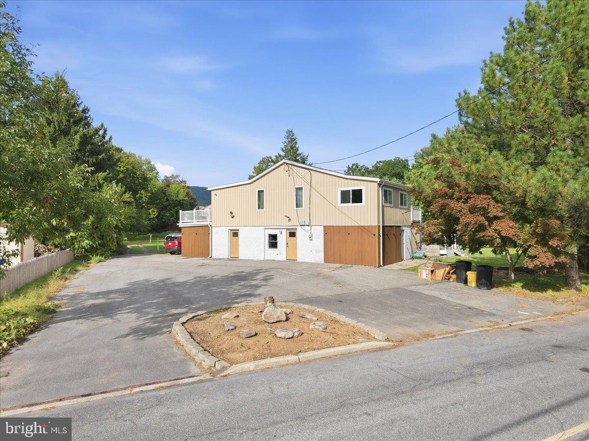 136 E West St Property Photo 3