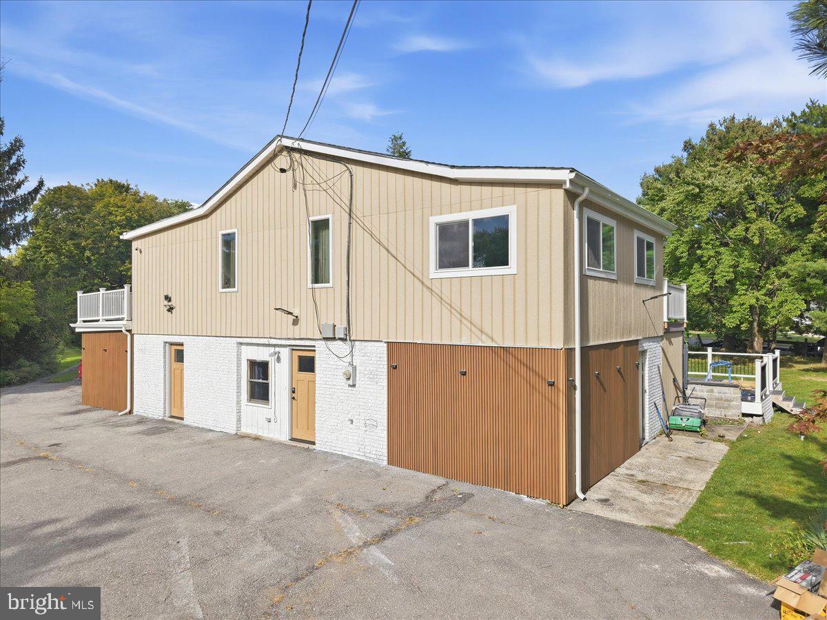 136 E West St Property Photo 4