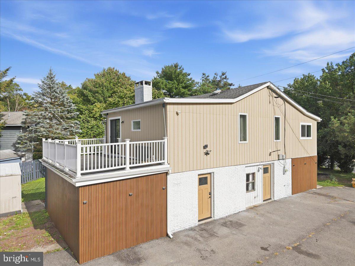 136 E West St Property Photo 5