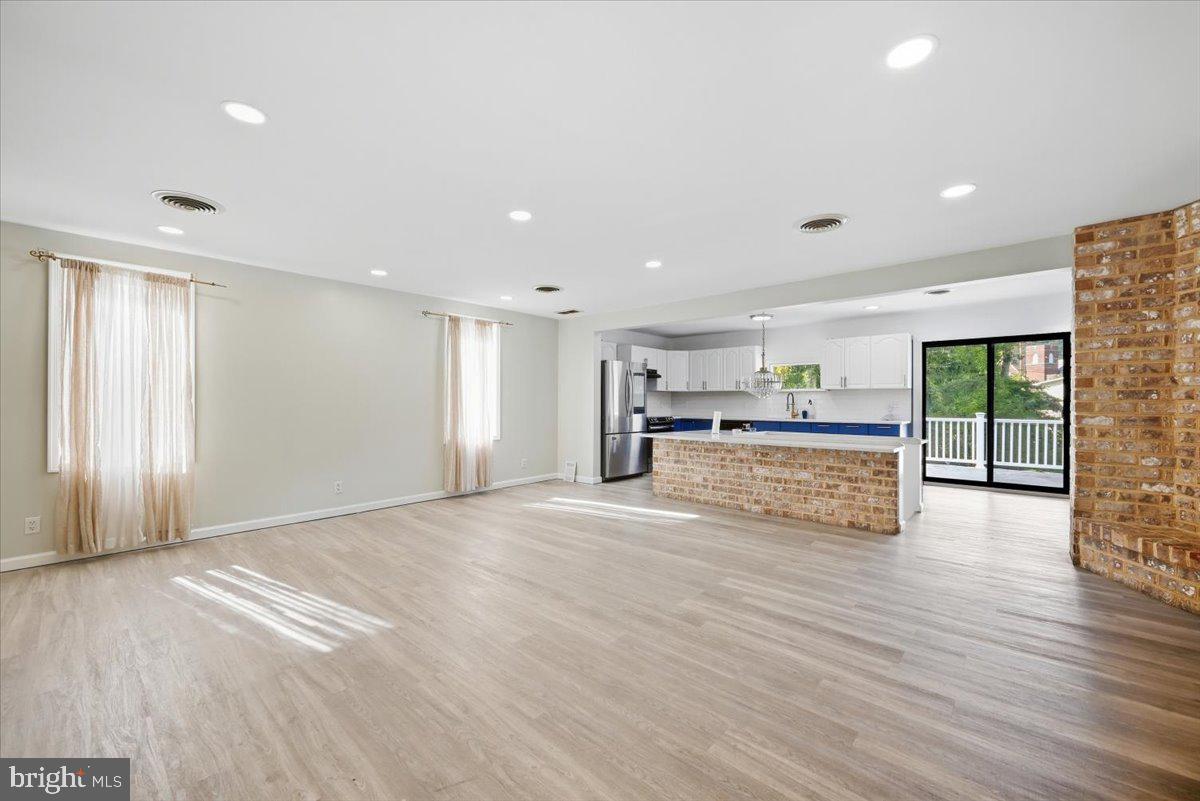 136 E West St Property Photo 6