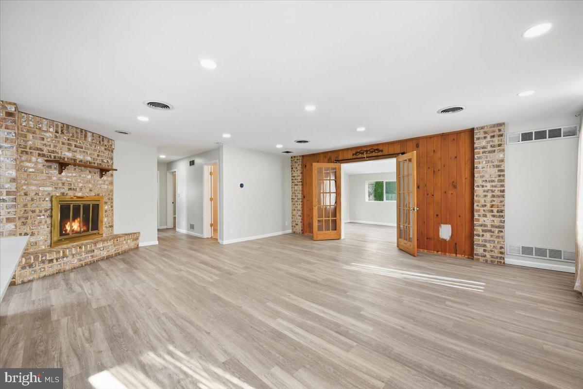 136 E West St Property Photo 8