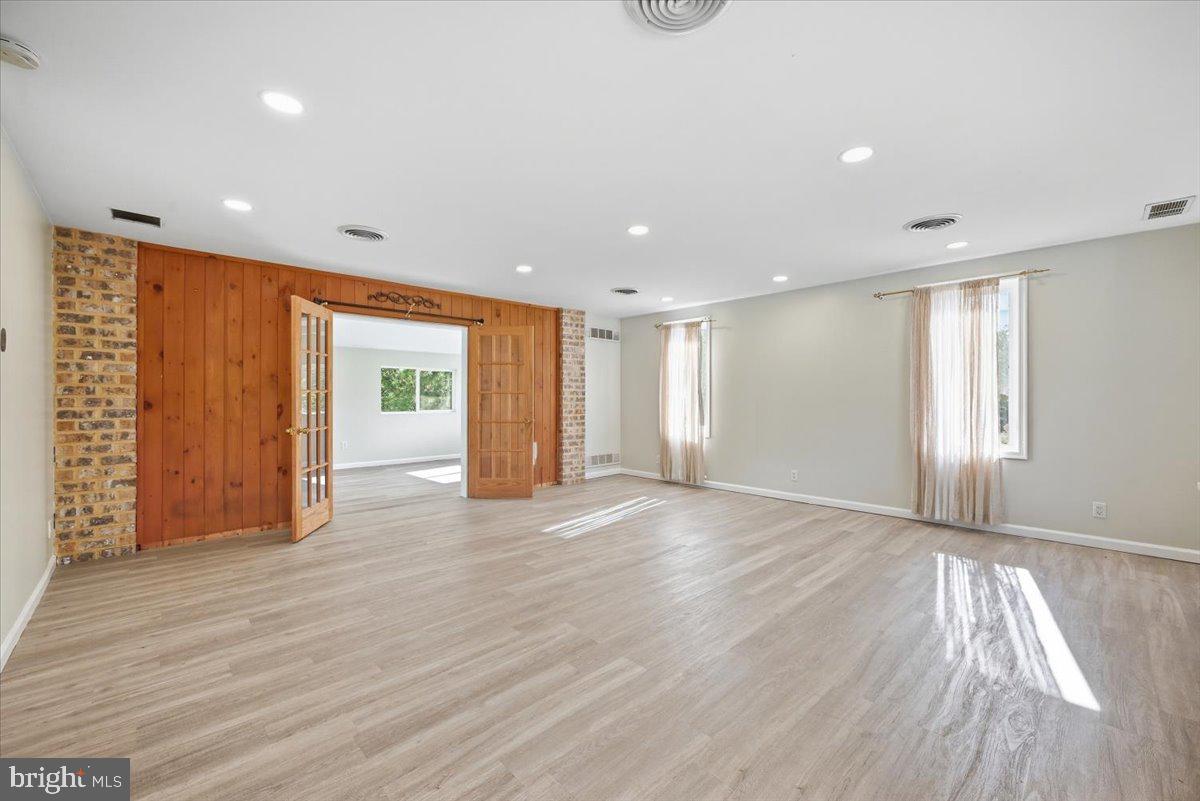 136 E West St Property Photo 9