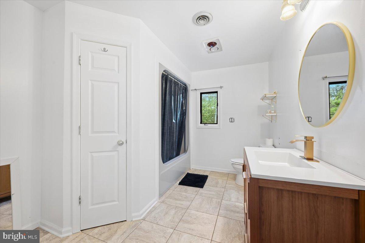 136 E West St Property Photo 28