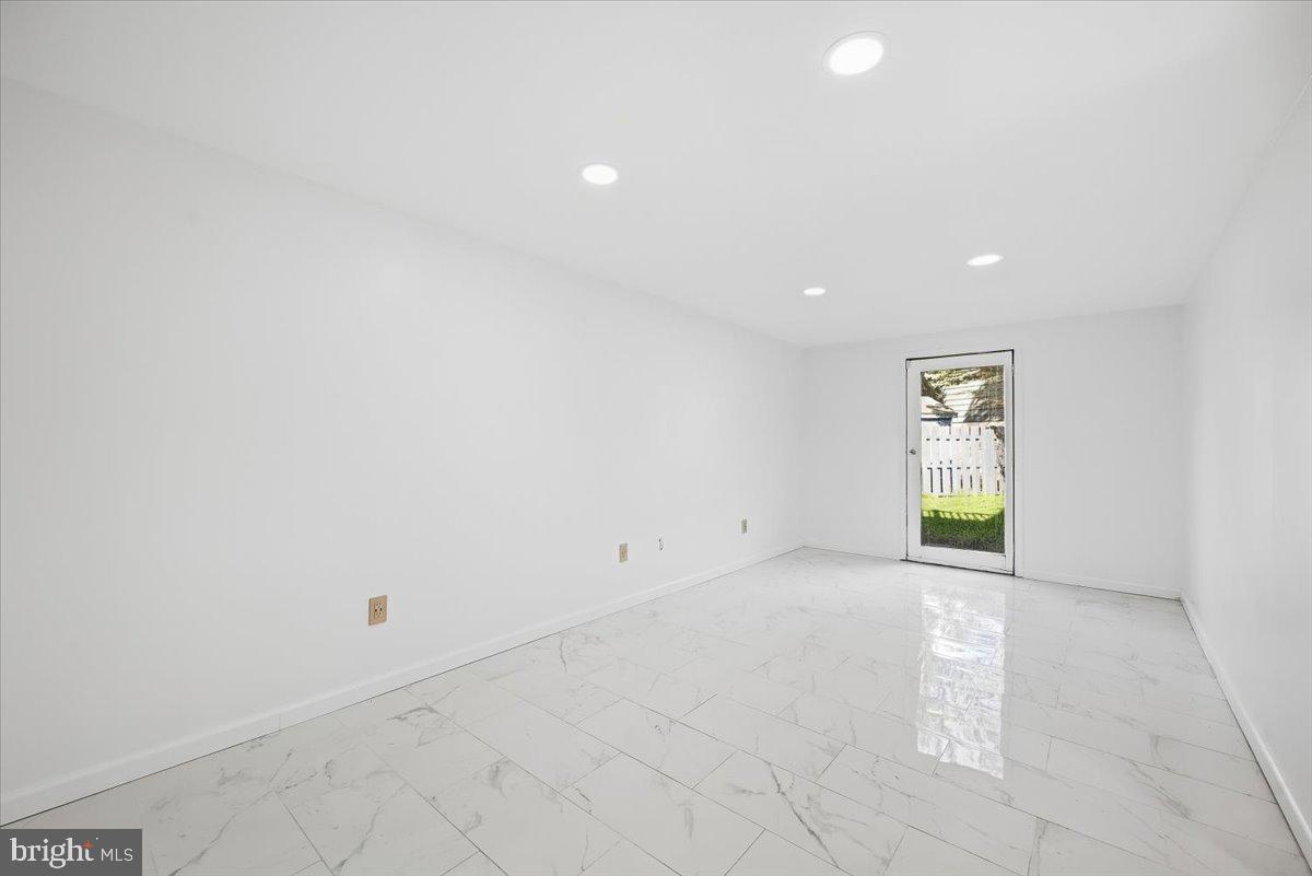 136 E West St Property Photo 32