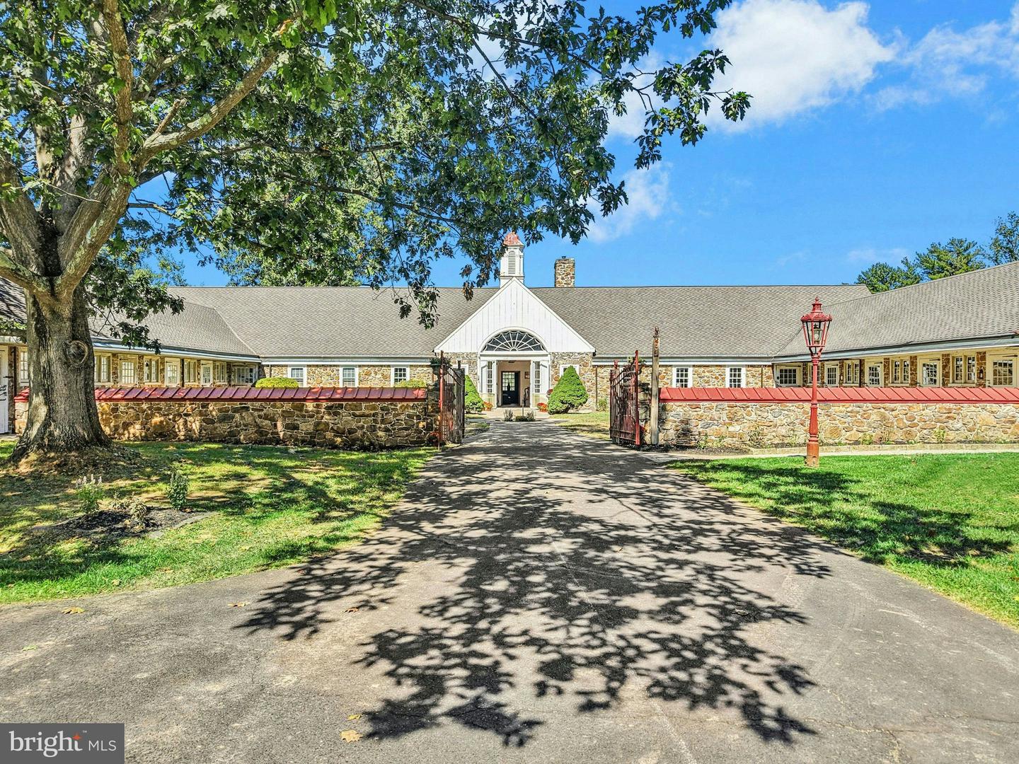 1807 Apple Tree Ln Property Photo 1
