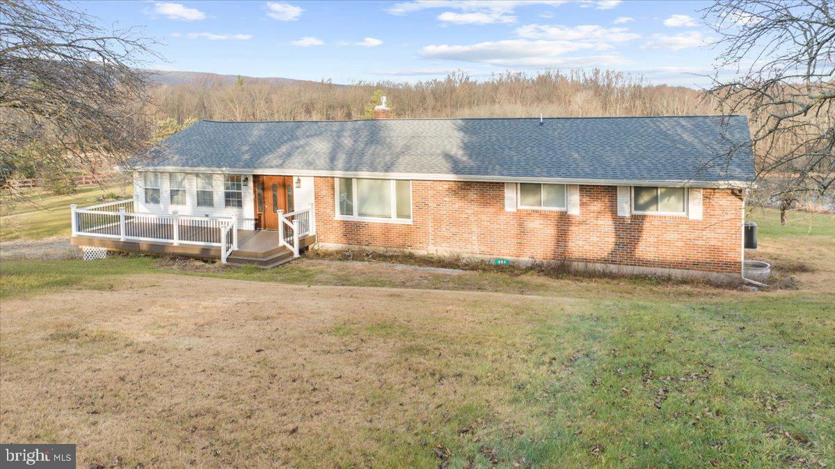 988 N Hoch Rd Property Photo 1