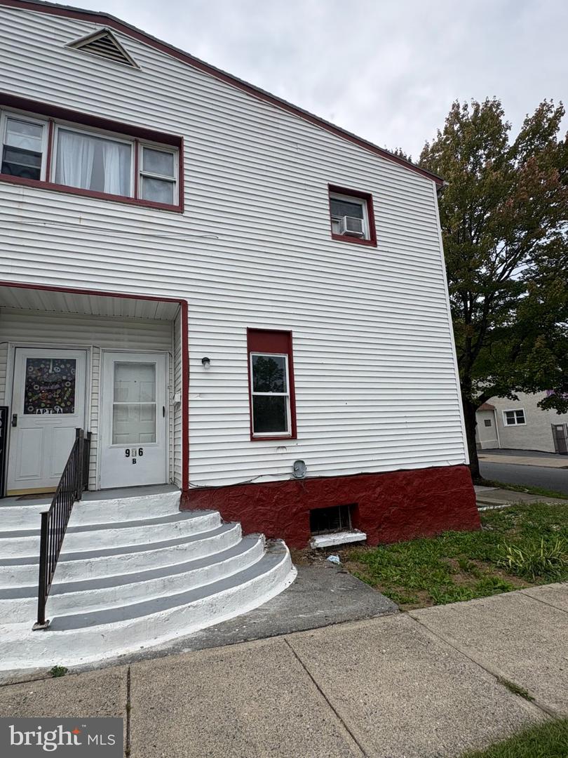 906 Argus St #b Property Photo 2