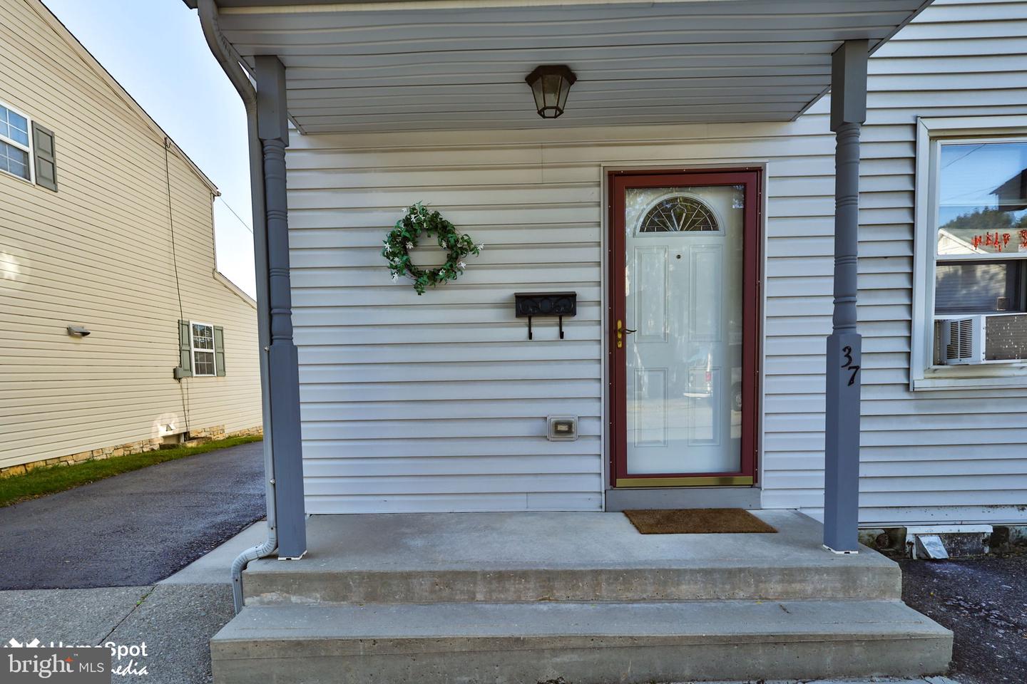 37 W Ettwein St Property Photo 6