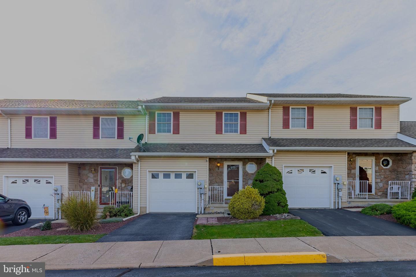 4 MONMOUTH CT Property Photo 1