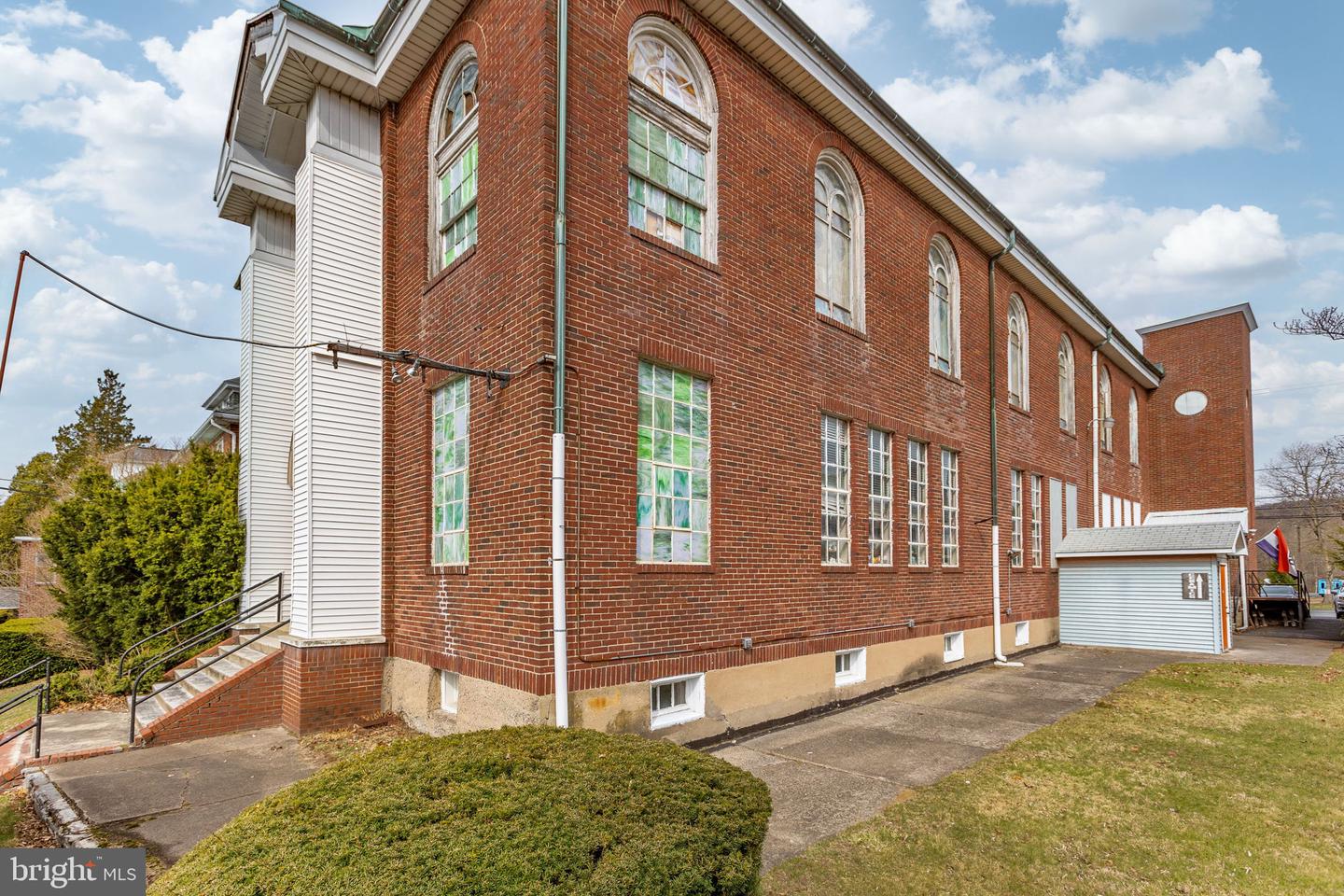 1160 Chestnut St Property Photo 3