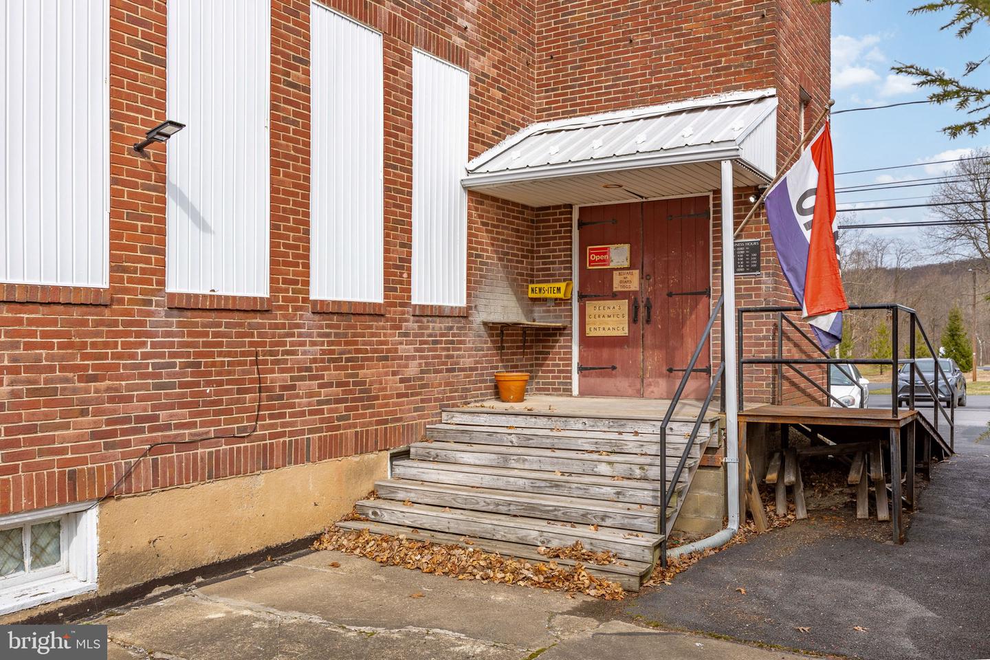 1160 Chestnut St Property Photo 4