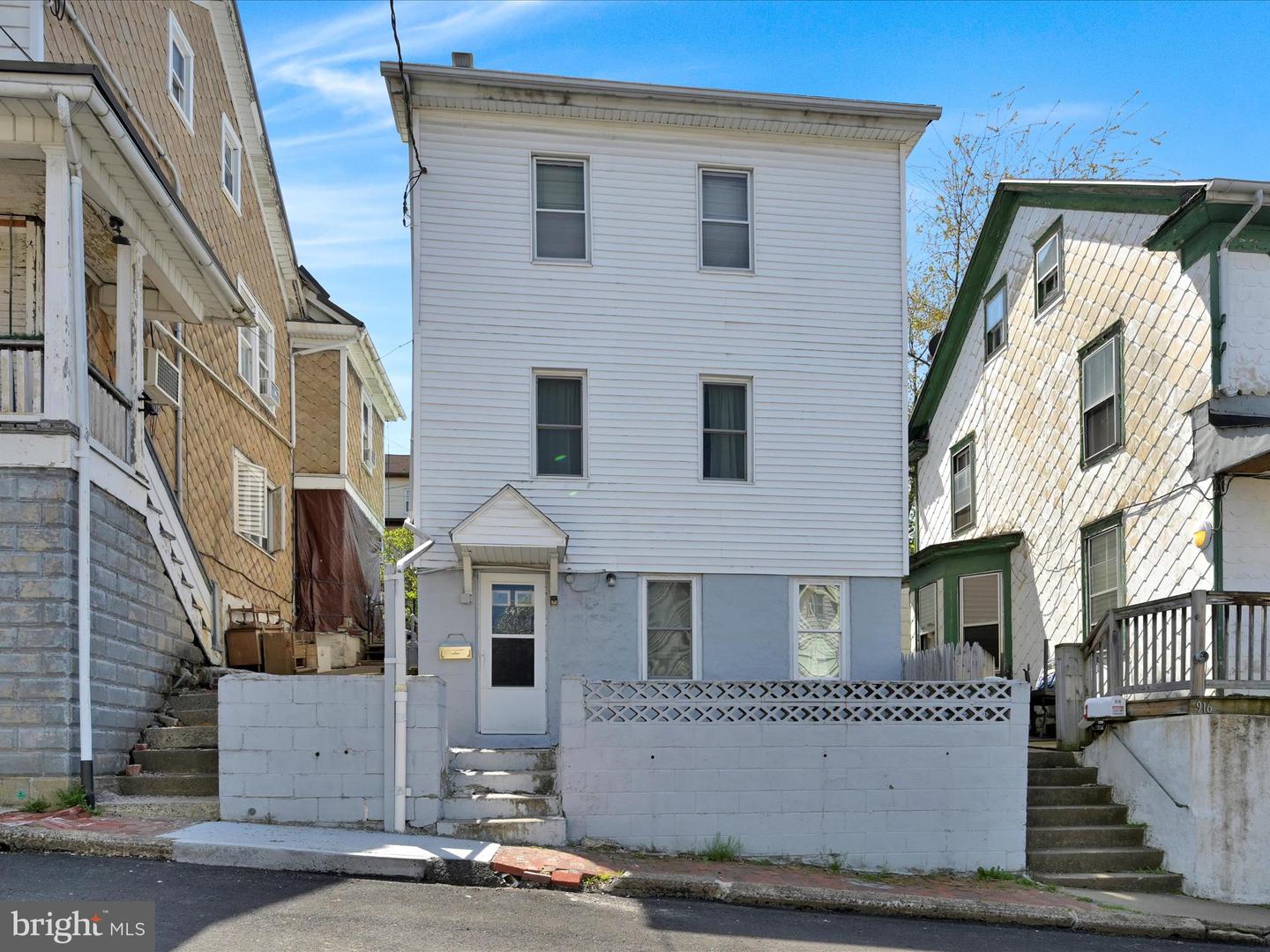920 E Chestnut St Property Photo