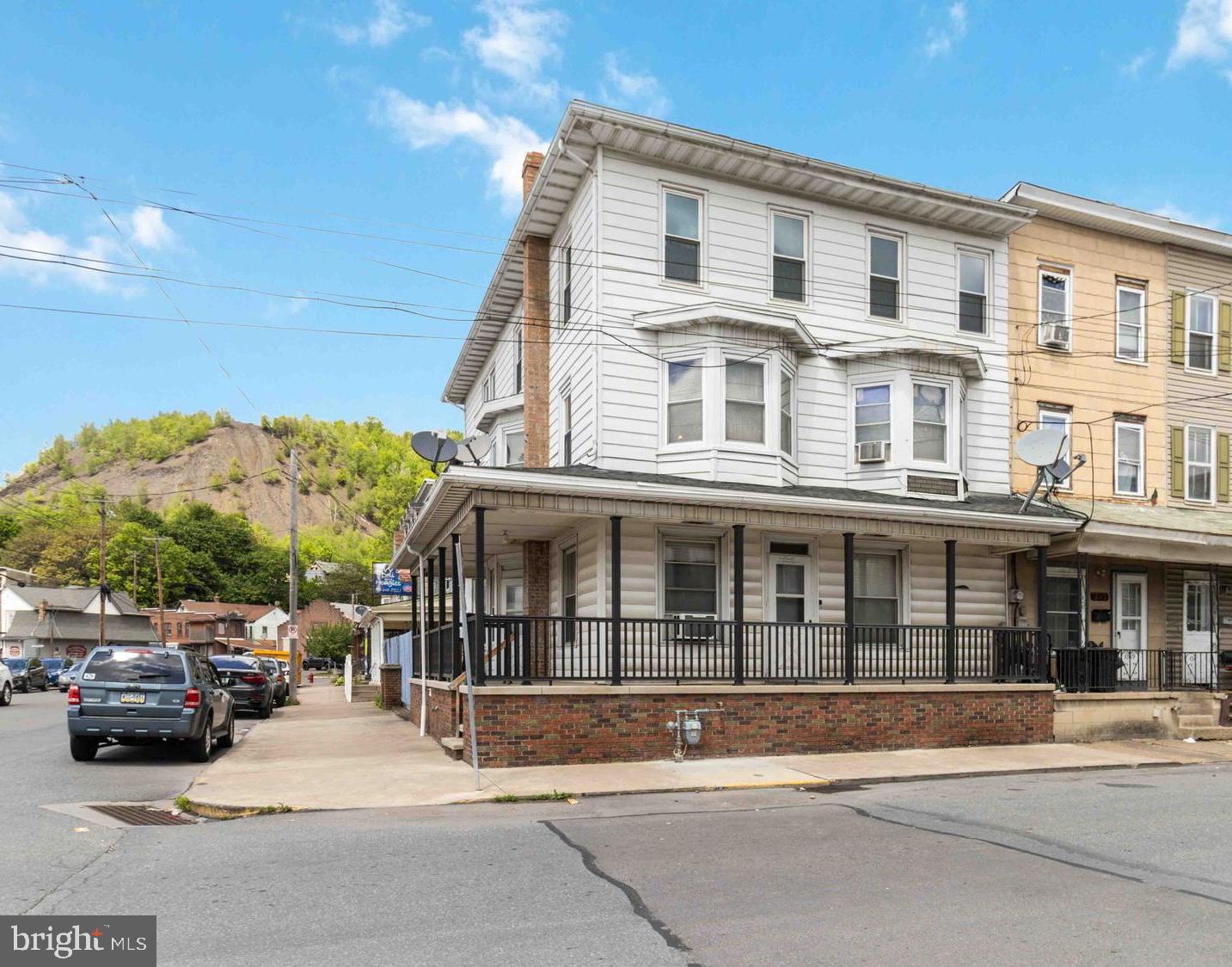 247 W Walnut St Property Photo 1