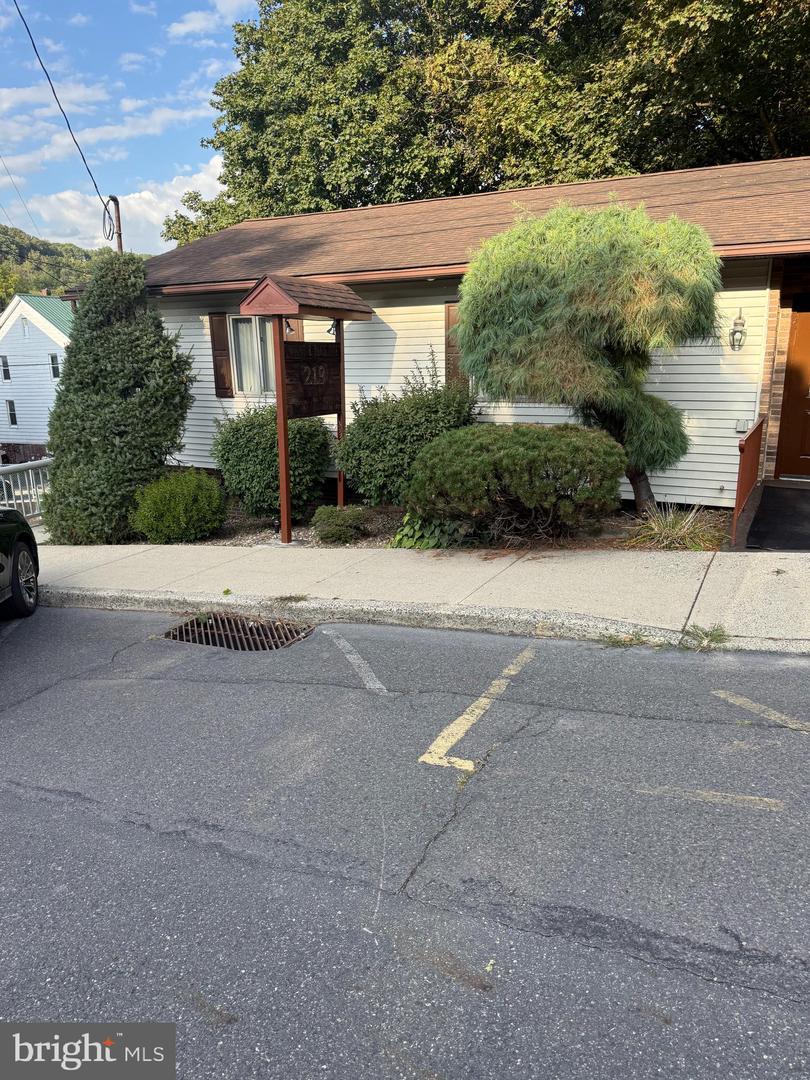 219 N Vine St Property Photo 1