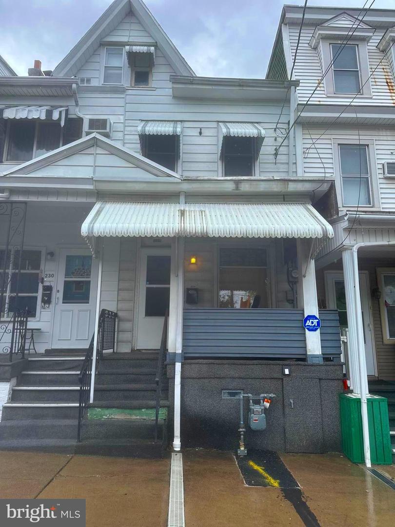 228 E 7th St Property Photo 1
