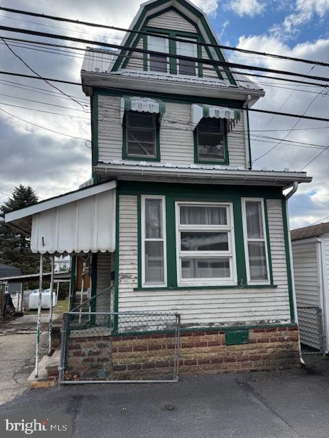 1115 Oak St Property Photo 1