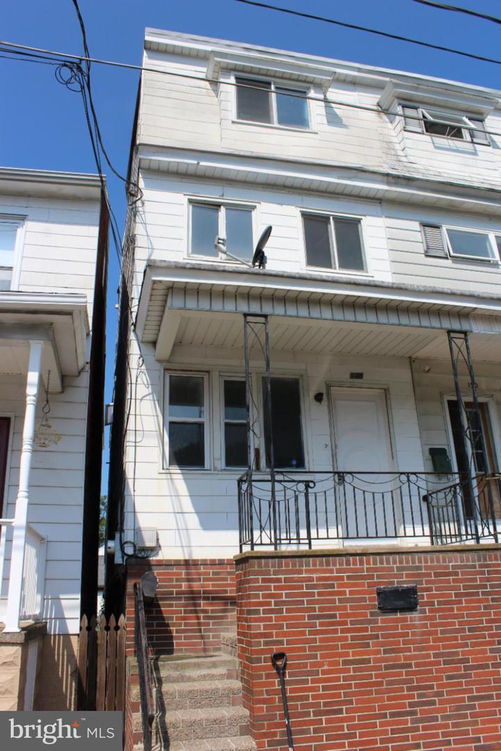 148 N Locust St Property Photo 1