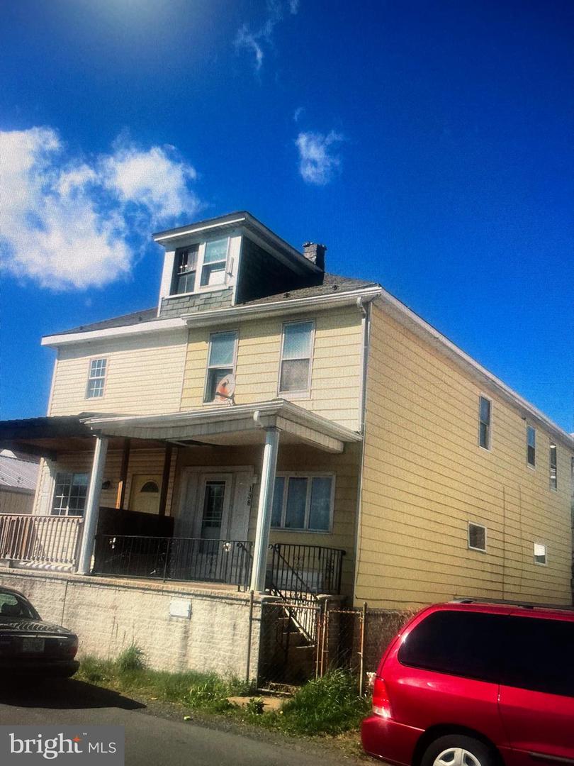 138 Railroad St Property Photo 1