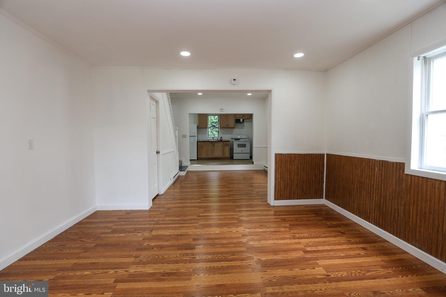 204 3rd St Property Photo 5