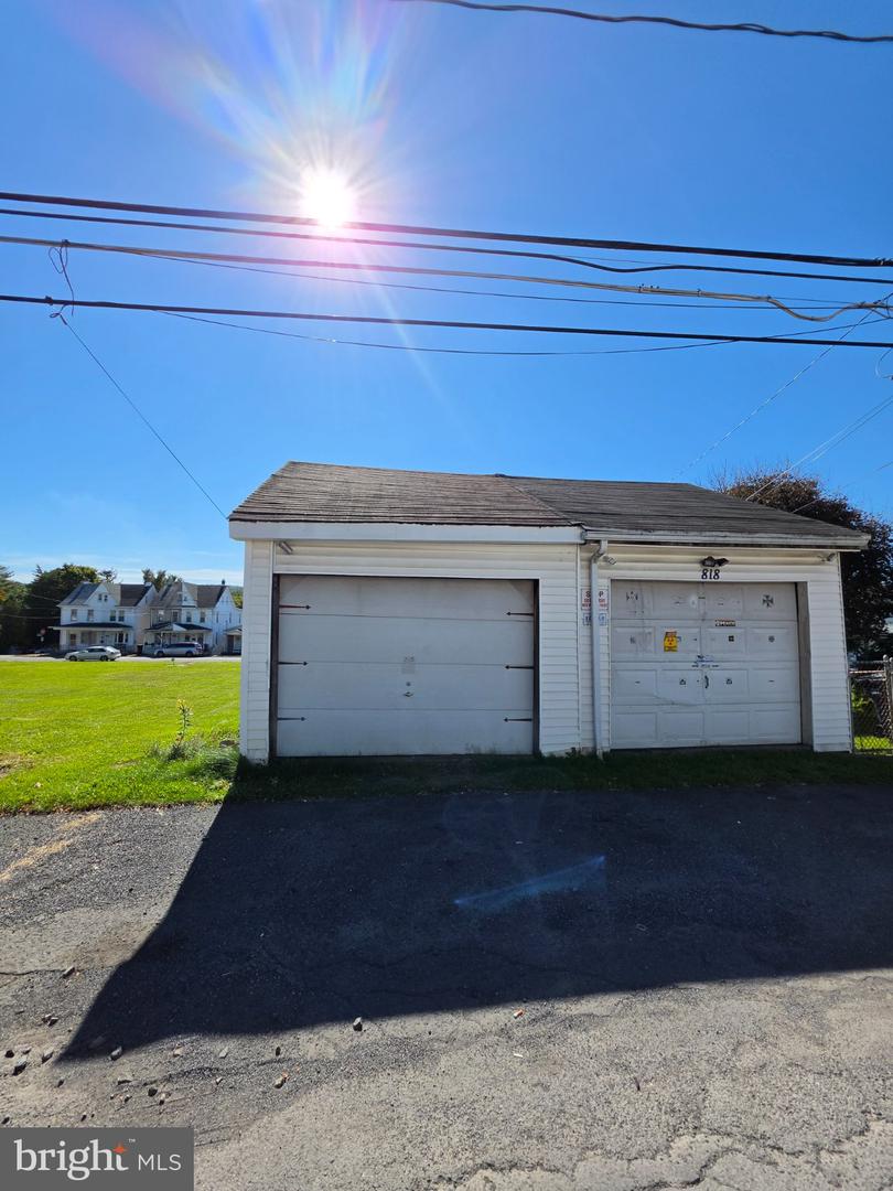 816 Scott St Property Photo 3