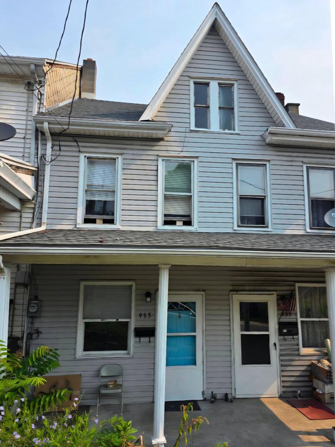 935 W MULBERRY ST