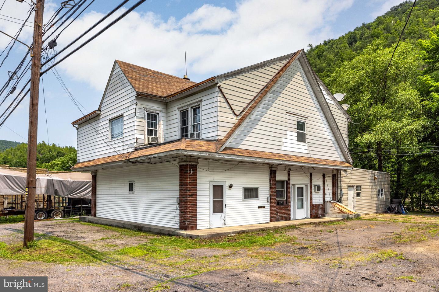 17 Center St Property Photo 6