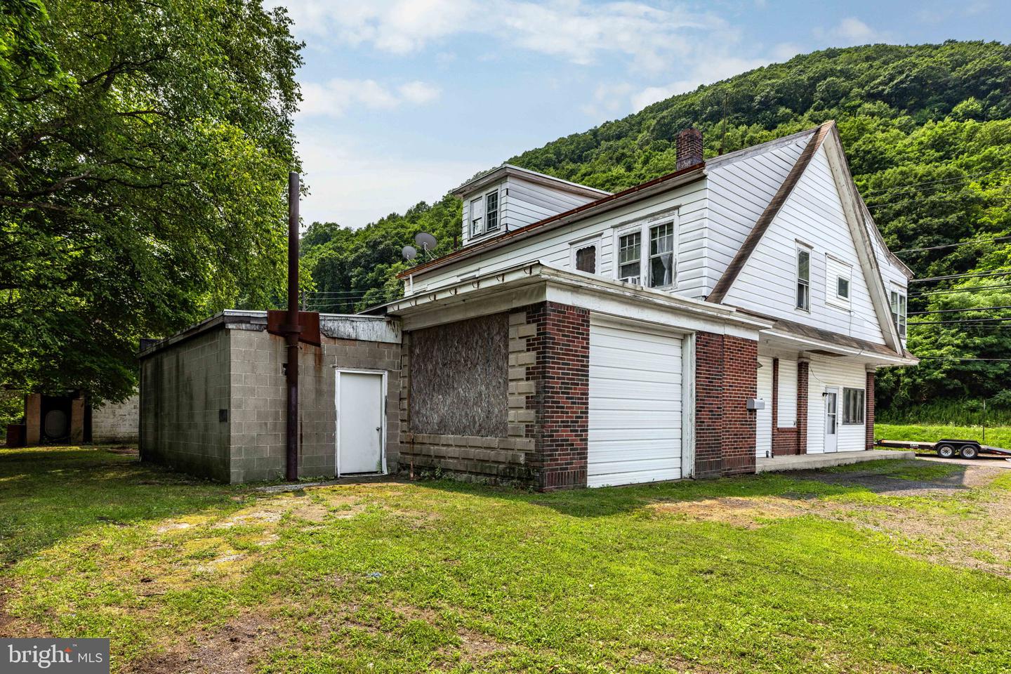 17 Center St Property Photo 8