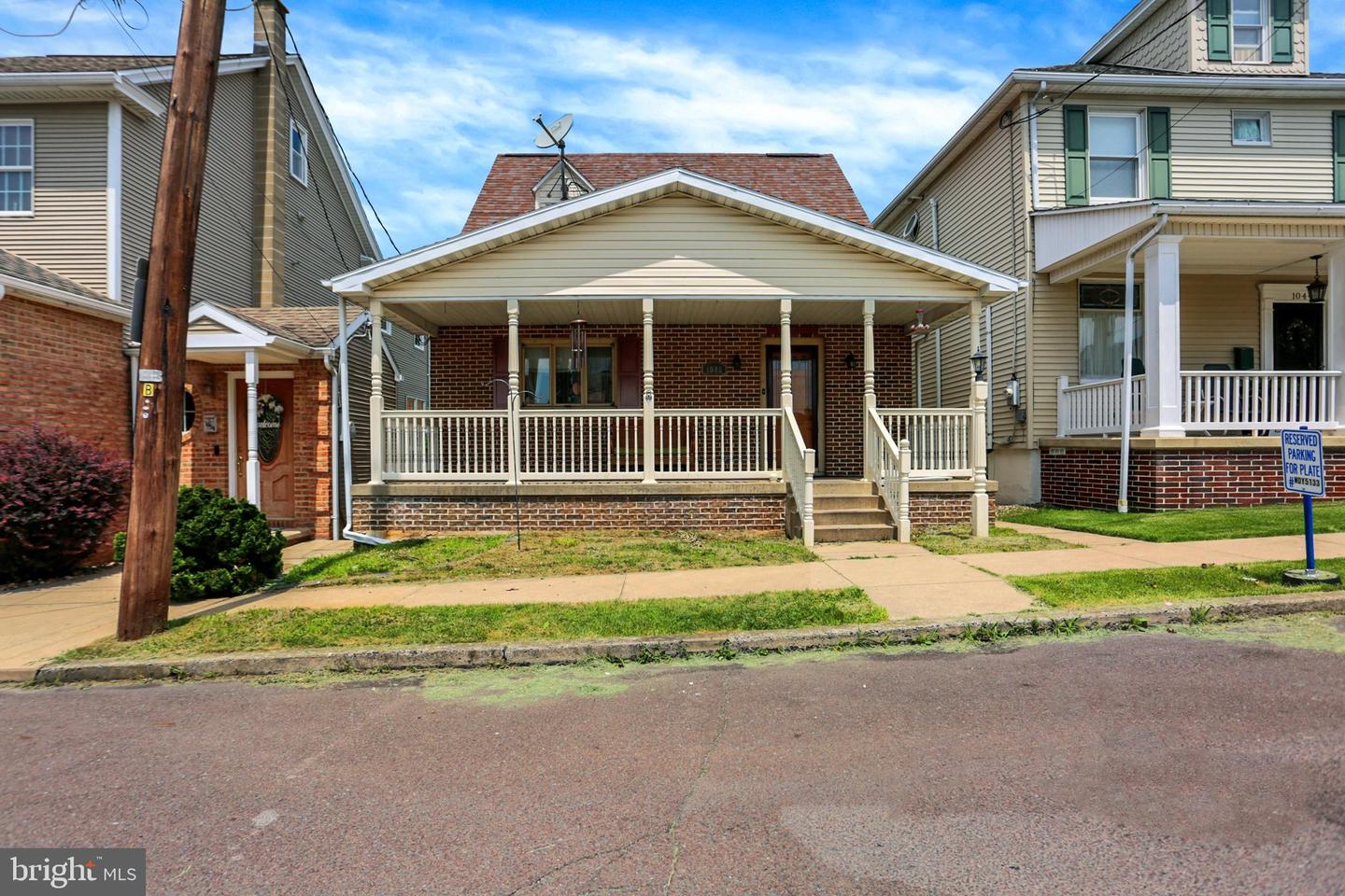 1048 Pine St Property Photo 2