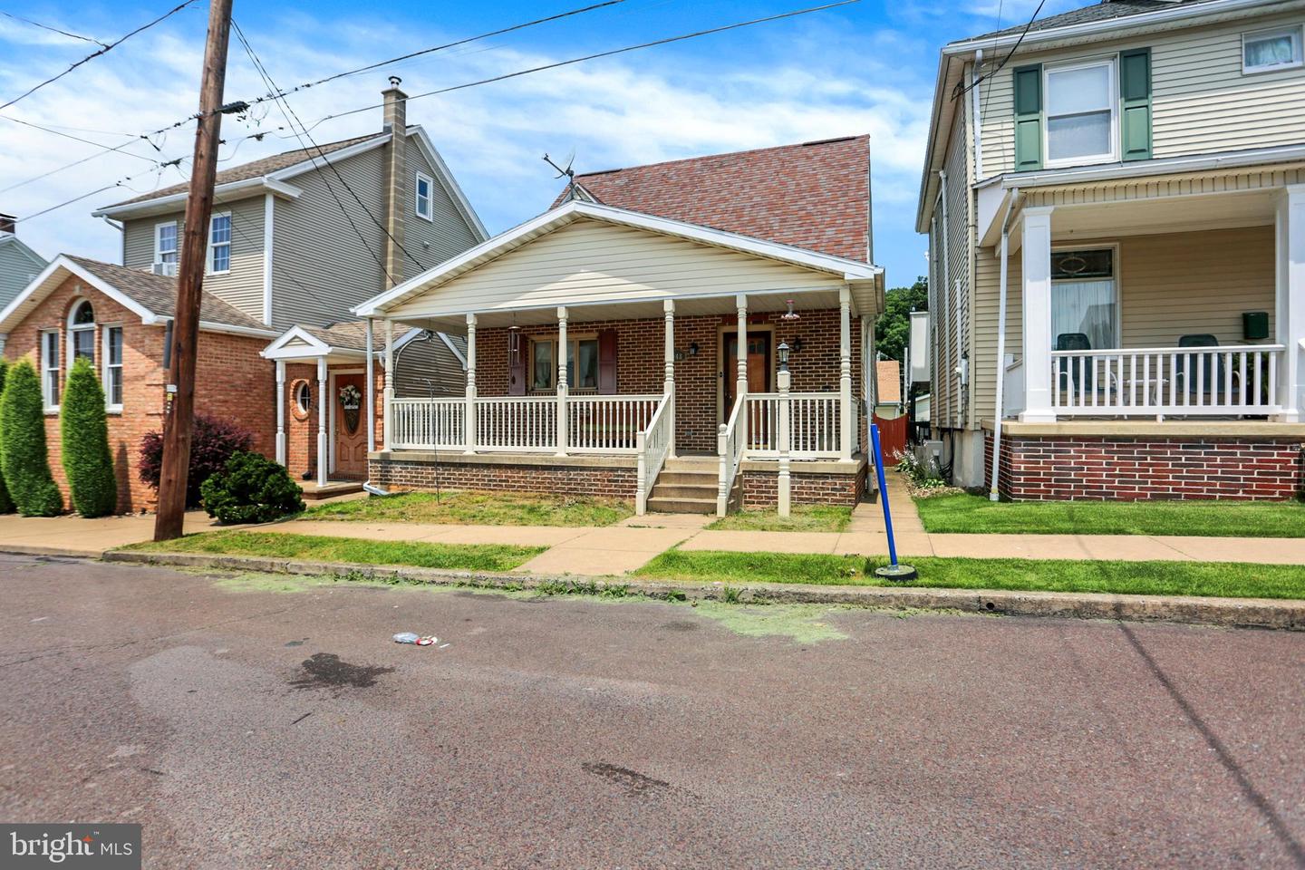 1048 Pine St Property Photo 3