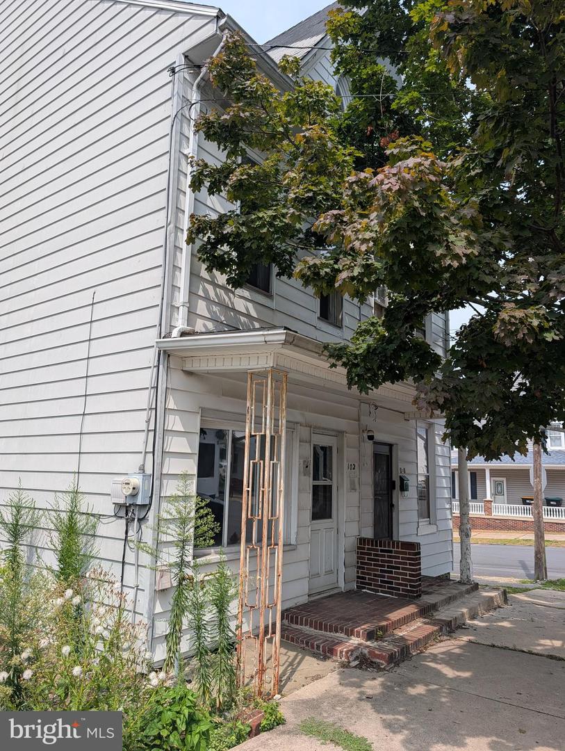 102 S Hickory St Property Photo 1