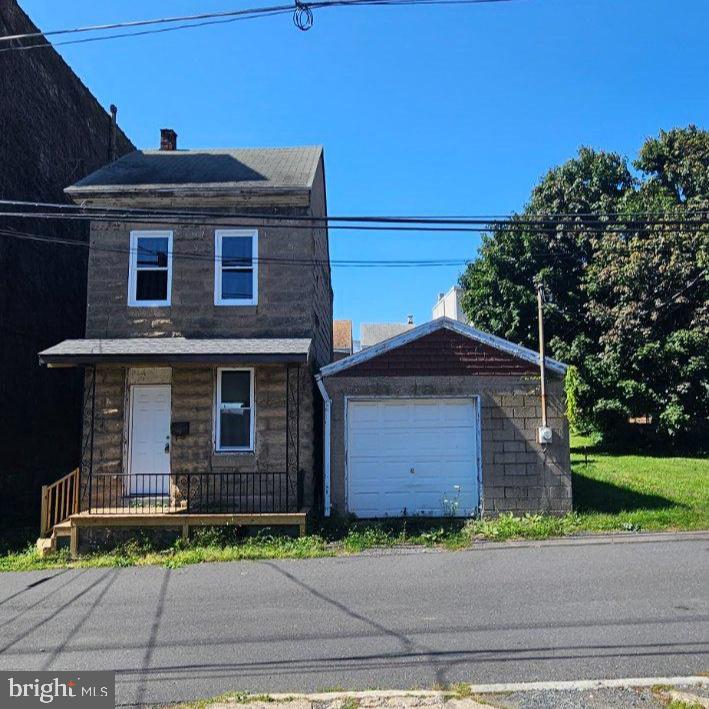 42 S Pear St Property Photo 1
