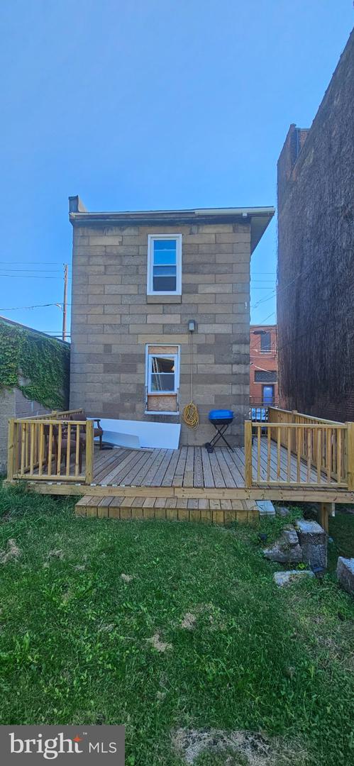 42 S Pear St Property Photo 3