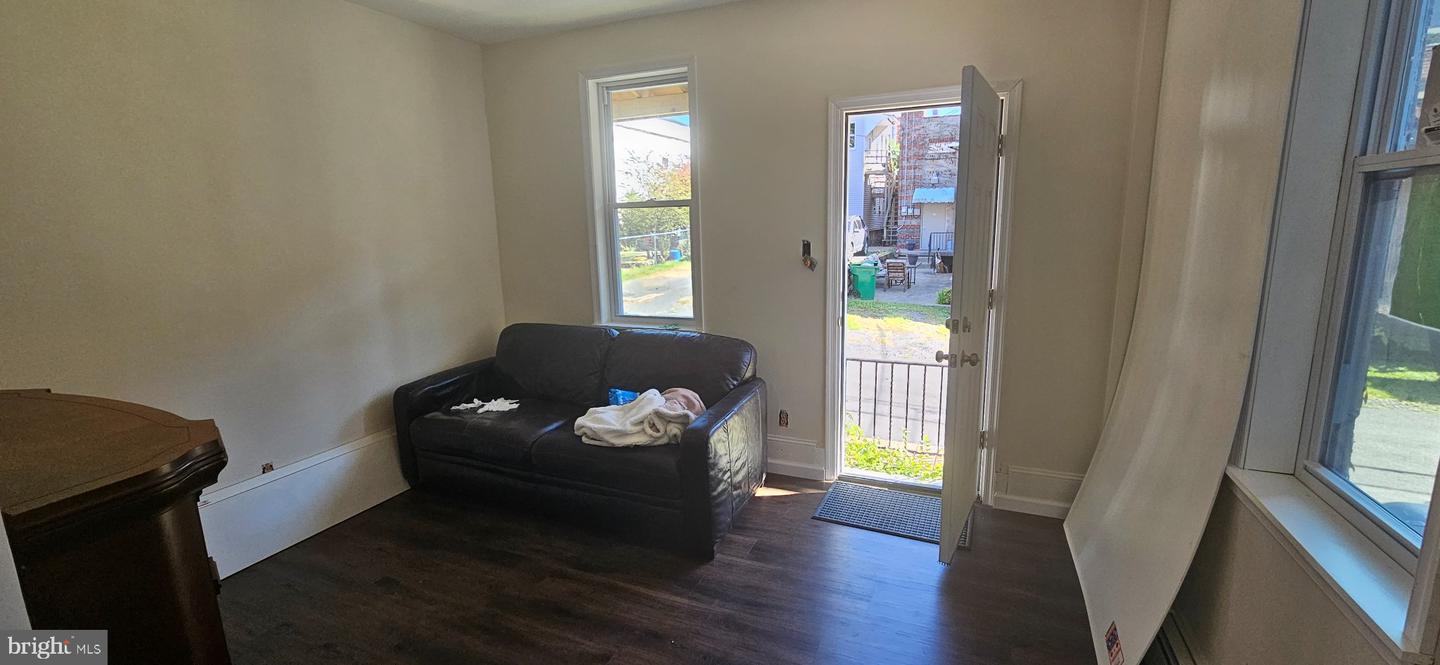 42 S Pear St Property Photo 5