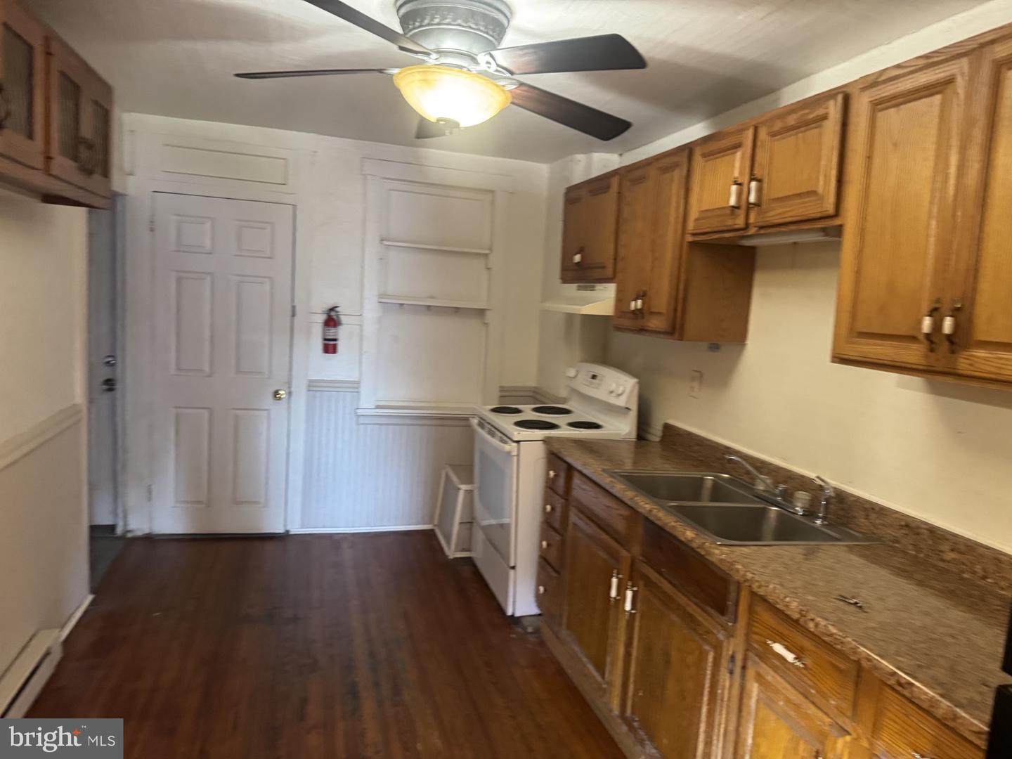 321 S Grape St Property Photo 4