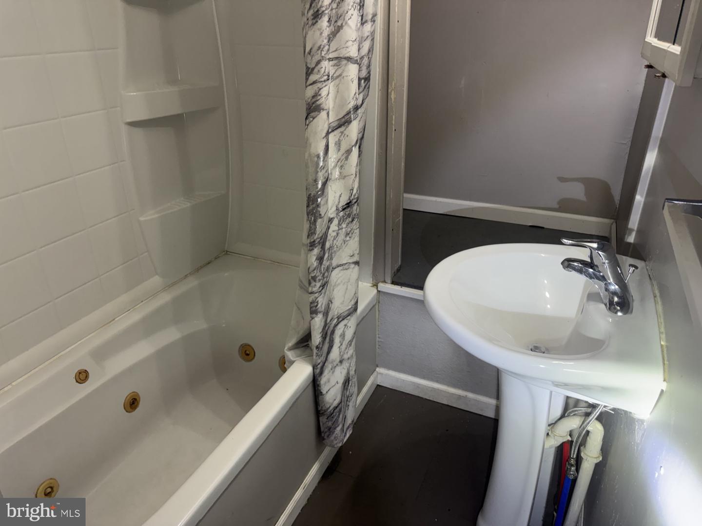 321 S Grape St Property Photo 6