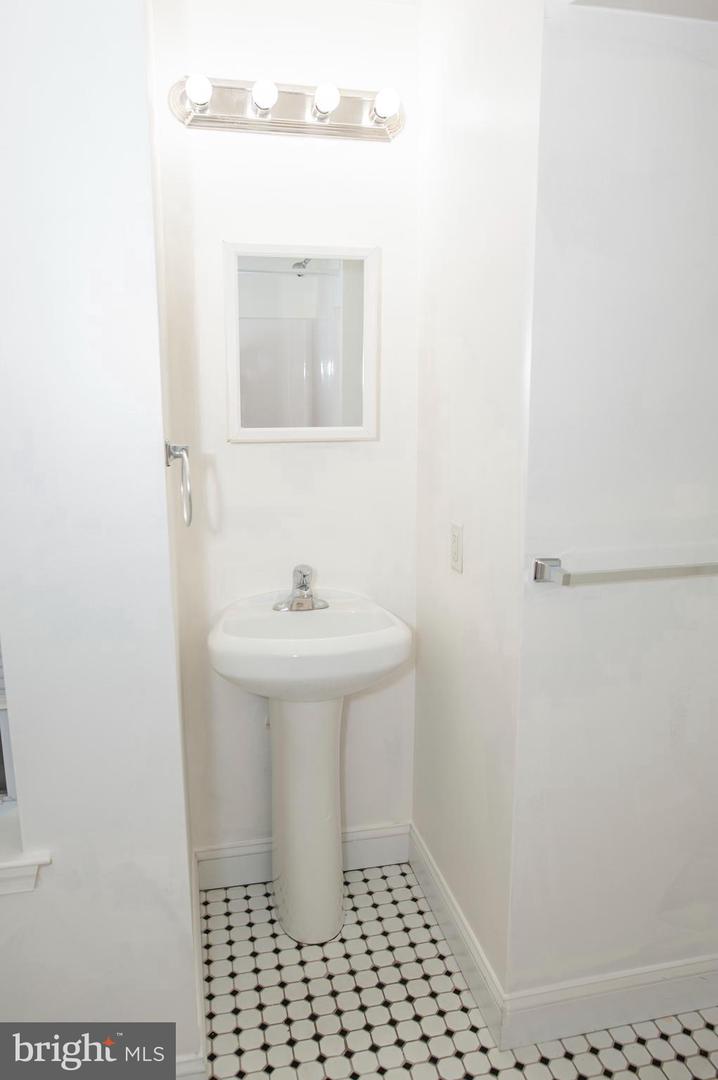 2044 N 18th St #b Property Photo 11