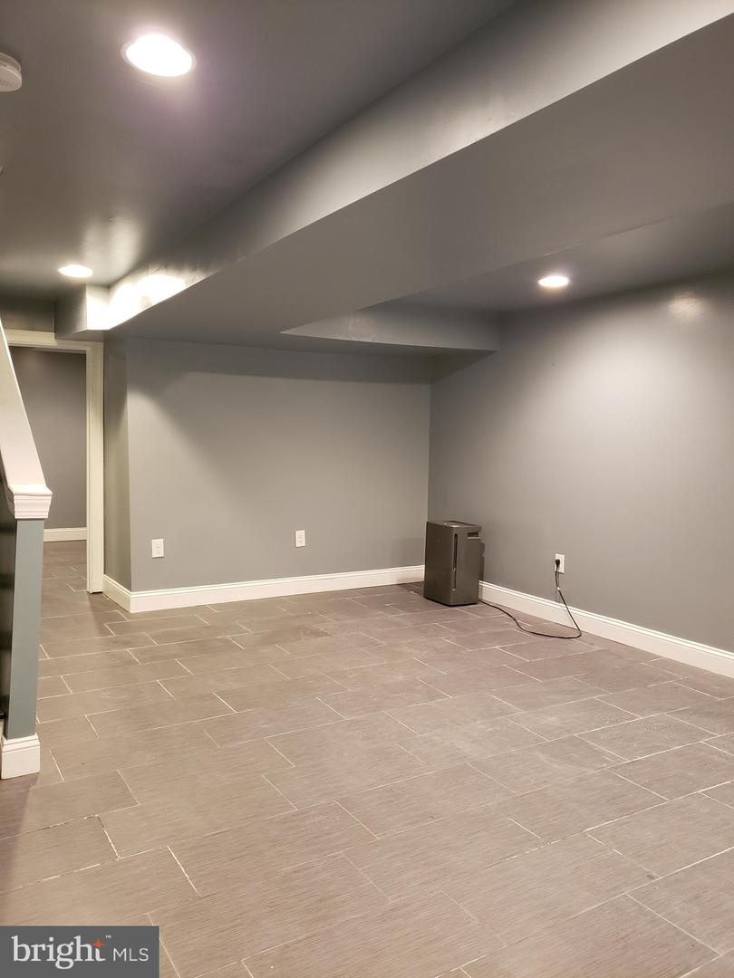 2050 E Cambria St Property Photo 10