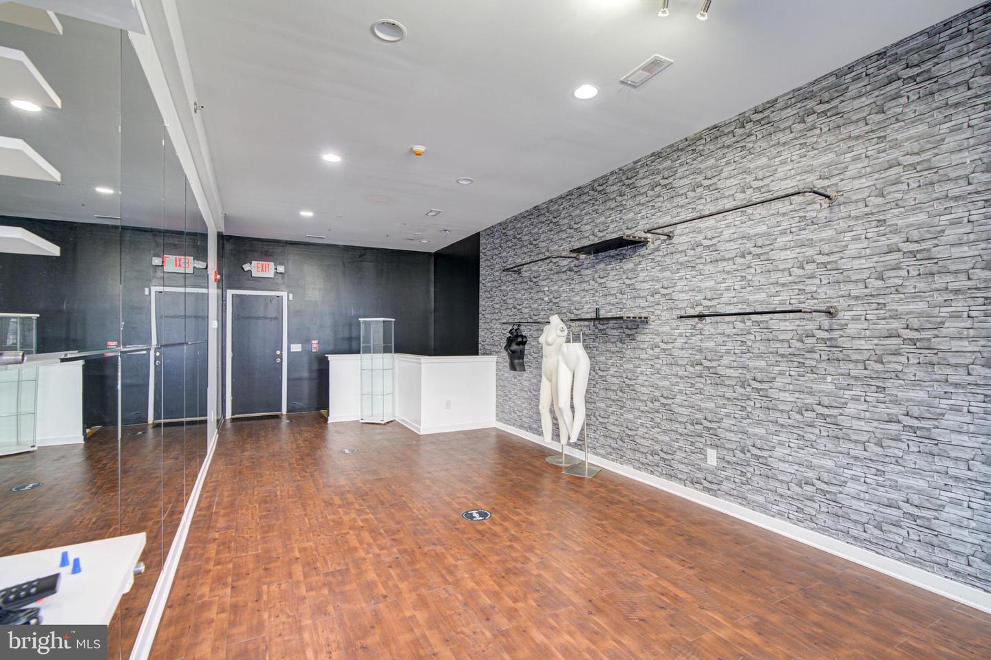2568 Frankford Ave Property Photo 4