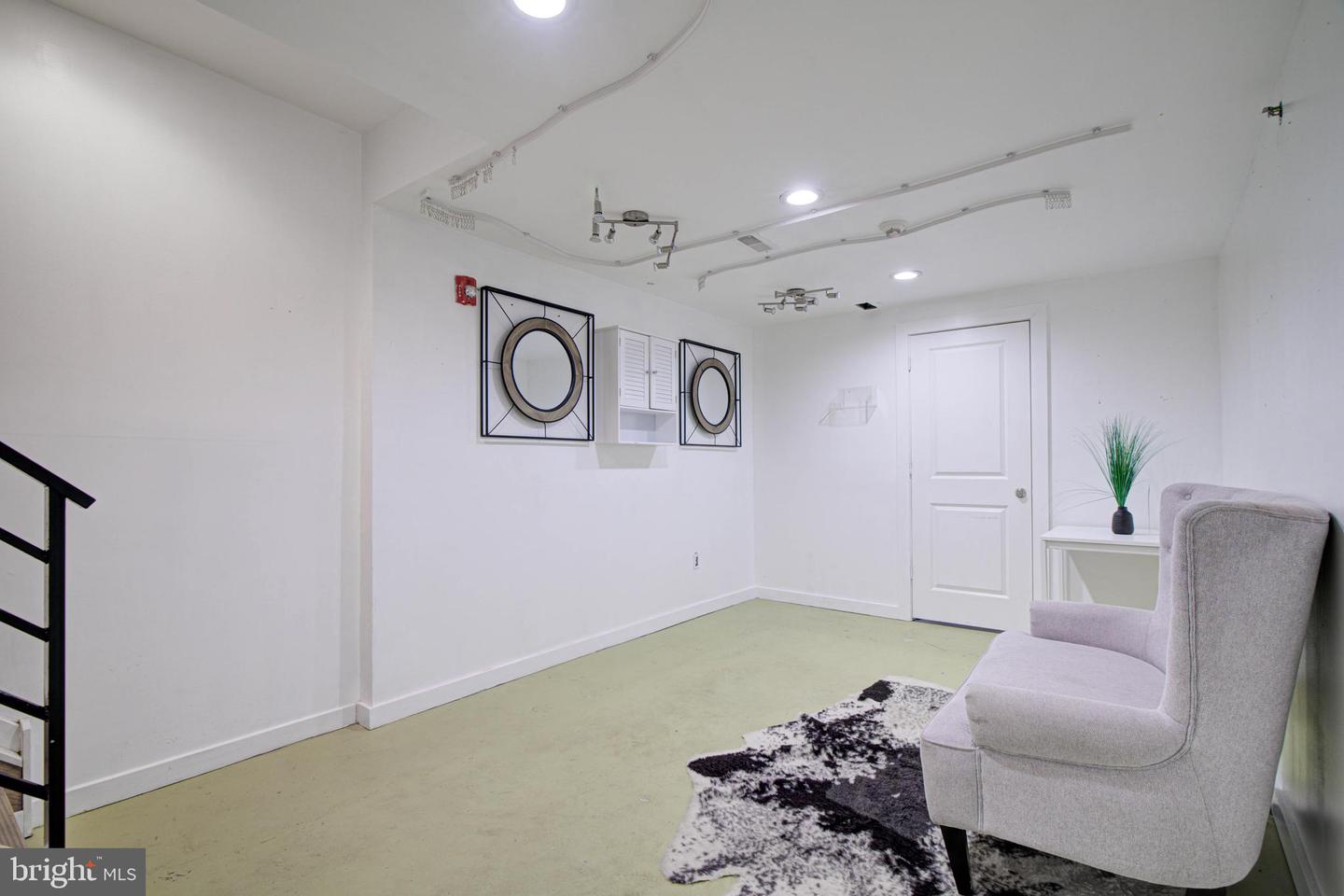 2568 Frankford Ave Property Photo 7