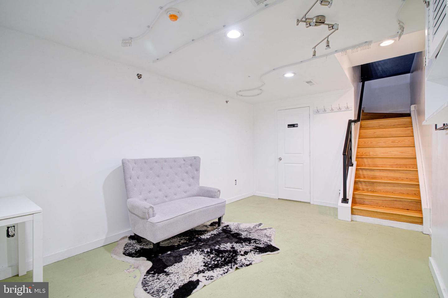 2568 Frankford Ave Property Photo 8