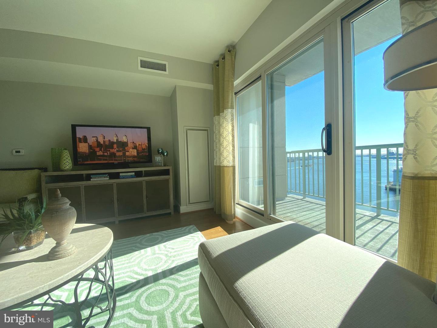 717 S Columbus Blvd #1113 Property Photo 1