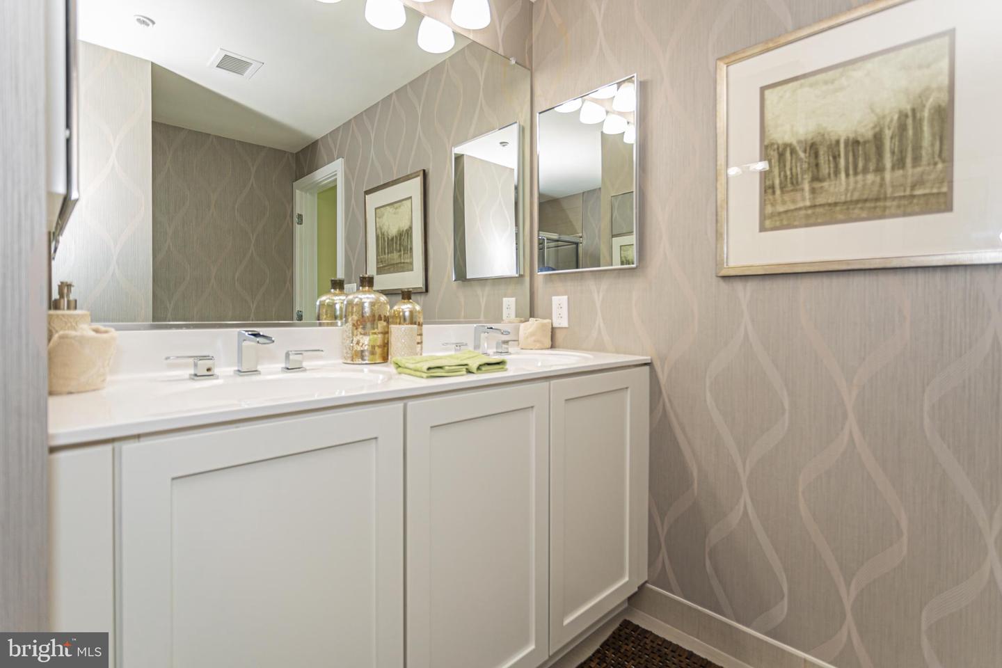 717 S Columbus Blvd #1113 Property Photo 21