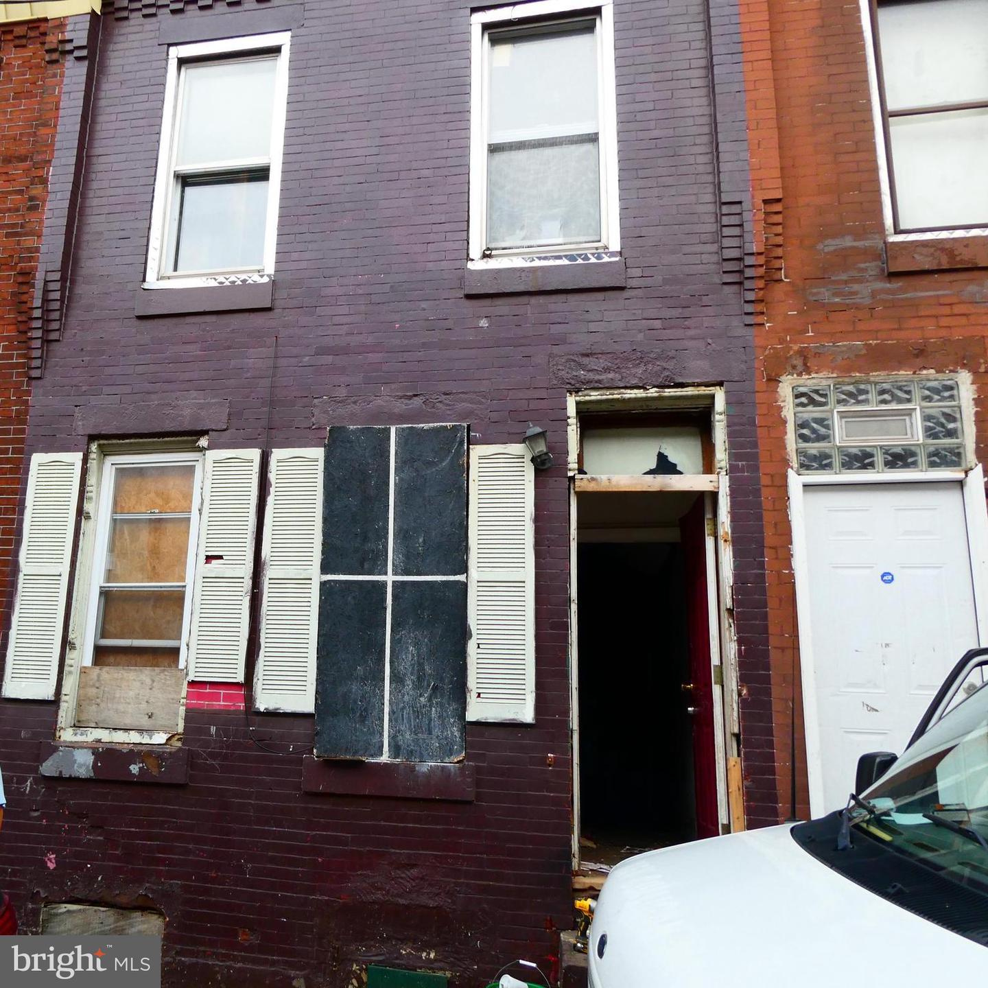 736 E Hilton St Property Photo 1