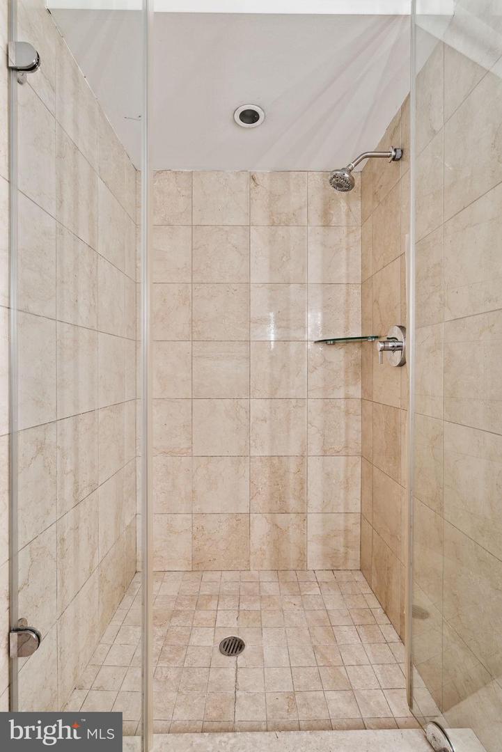 219-29 S 18th St #1110 Property Photo 16
