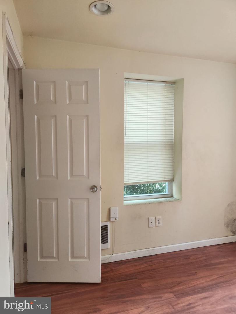 1824 E Madison St Property Photo 3