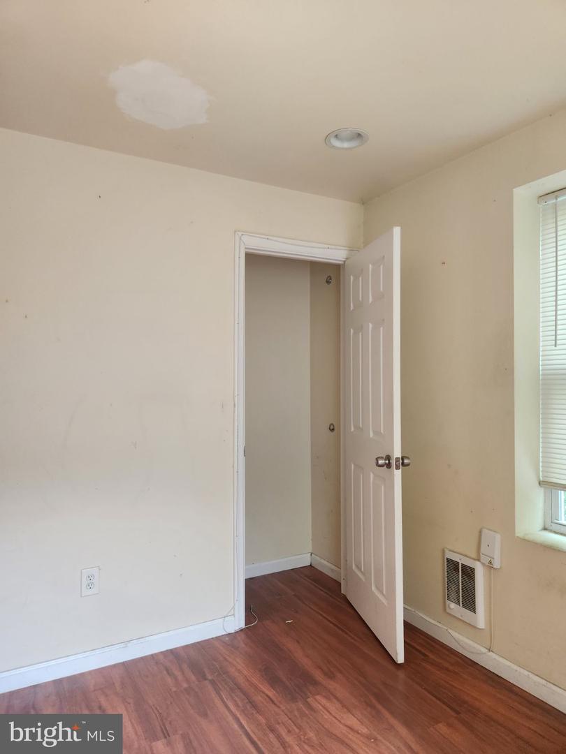 1824 E Madison St Property Photo 5